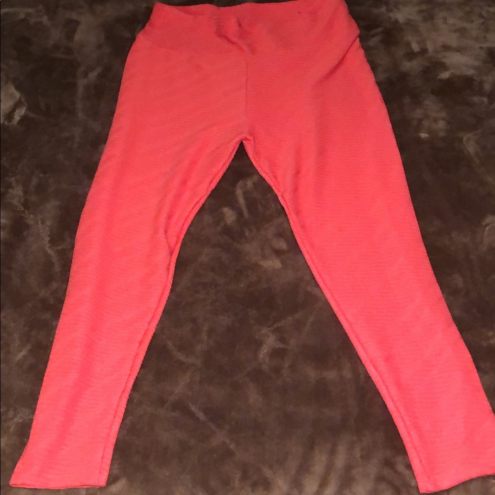 Butt Lift Yoga Leggings, Size 3X, Color is Coral, it has a wavy design on them